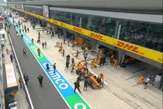 Los autos de McLaren fueron llevados de urgencia al garaje antes de la carrera, pero el equipo no logró repararlos a tiempo.