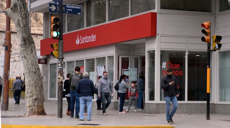 El Banco Santander se suma a los créditos hipotecarios Foto: ALF PONCE MERCADO / MDZ