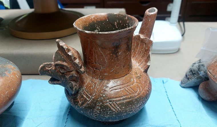 Una de las vasijas de cerámica maya encontrada por los arqueólogos. Foto: Efe.