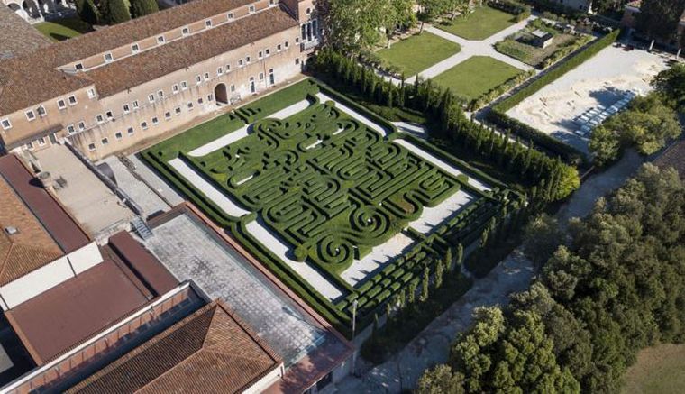 Borges y otro laberinto, en Venecia. Es idéntico al de San Rafael pero bastante más pequeño. Borges y otro laberinto, en Venecia. Es idéntico al de San Rafael pero bastante más pequeño.