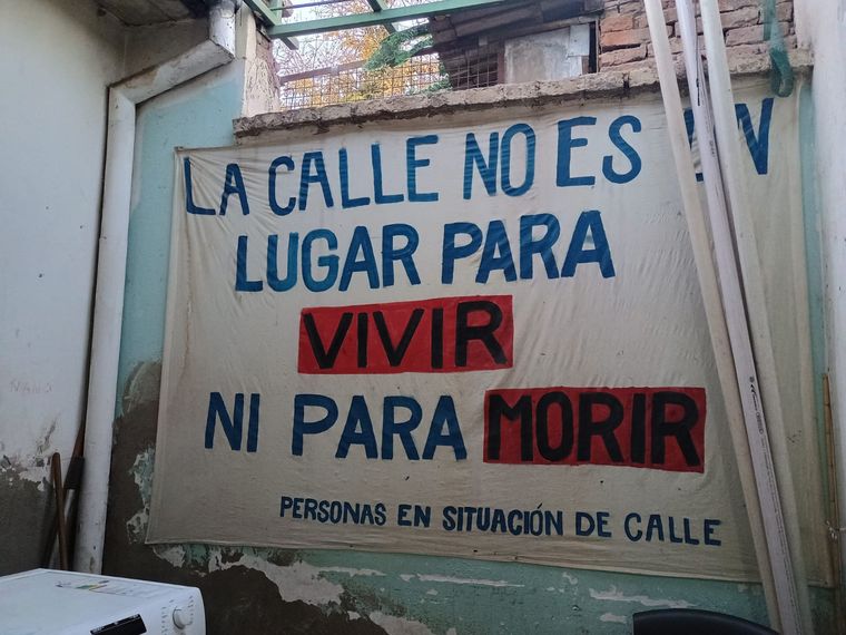 Uno de los carteles en el refugio de la Red Puentes en Mendoza. Uno de los carteles en el refugio de la Red Puentes en Mendoza.