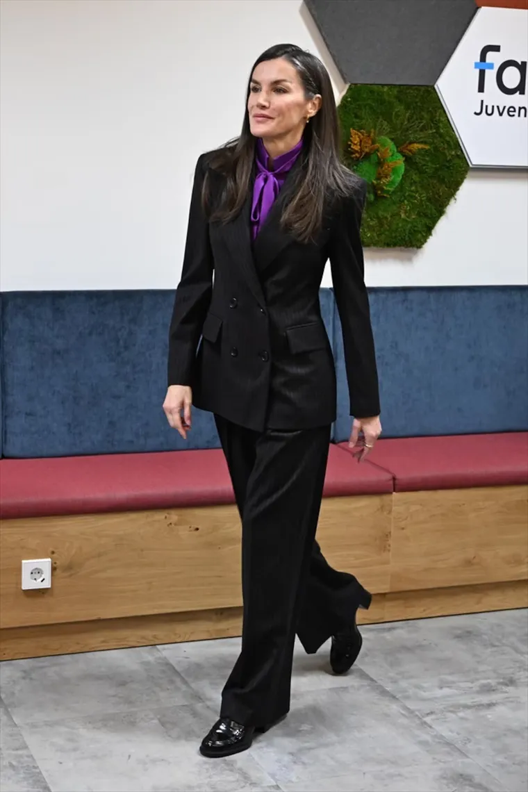 El uniforme working de la reina Letizia. El uniforme working de la reina Letizia.