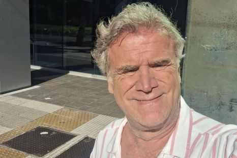 Teto Medina, conductor. Teto Medina, conductor.