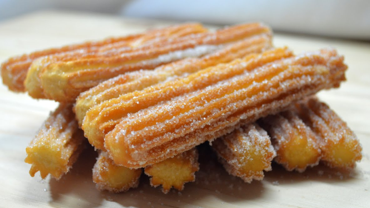 En Argentina, los churros suelen rellenarse con dulce de leche En Argentina, los churros suelen rellenarse con dulce de leche