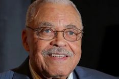 Jones murió este lunes por la mañana rodeado de su familia, informaron.