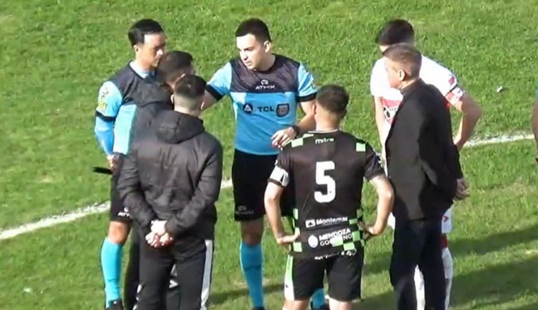 Reunión entre árbitros y capitanes para la reanudación del partido Foto: Captura de video.