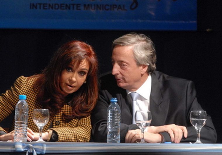 La Presidenta junto a su esposo en el acto de hoy. Foto: Telam