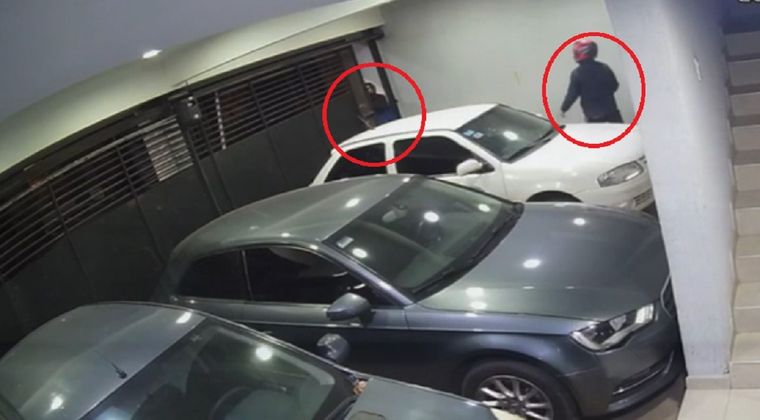 Momento en que los presuntos ladrones ingresan al complejo Foto: captura video