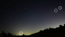 De izquierda a derecha se distinguen Marte, Saturno y Júpiter, que serán parte del desfile planetario entre mediados y finales de febrero.