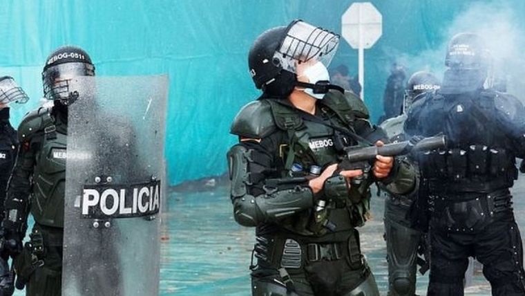 La Policía de Colombia está en el ojo de la tormenta por el papel de sus agentes en las protestas recientes. Foto: EPA