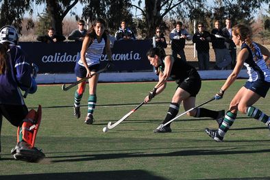 MDZol | La capitana de las verdes, Julia Huerta, define con categoría en la apertura del marcador. Foto: Agustín Mauricio/Mediamza.com