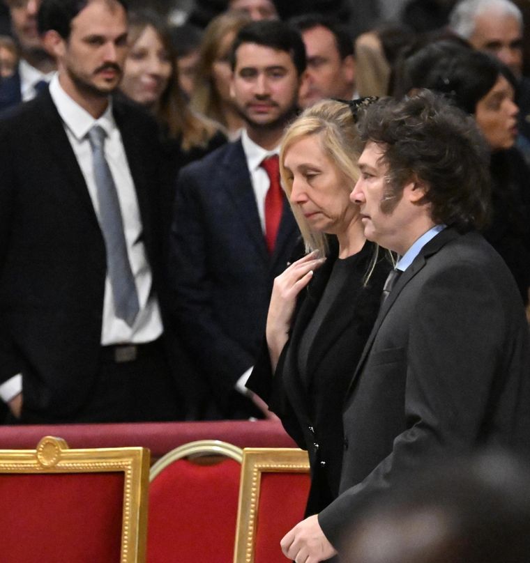 Karina y Javier Milei presentes en el Vaticano Foto: EFE
