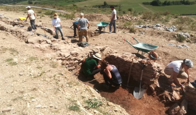 El equipo de arqueologos, en las excavaciones en Tossal de Baltarga. Foto: Dpa.