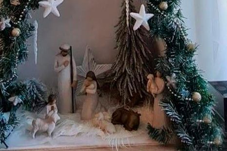 Árbol de Navidad que se arma en la pared con decoración sencilla (en sus bordes) con un pesebre. Créditos: Pinterest Yenny Rocha. Árbol de Navidad que se arma en la pared con decoración sencilla (en sus bordes) con un pesebre. Créditos: Pinterest Yenny Rocha.