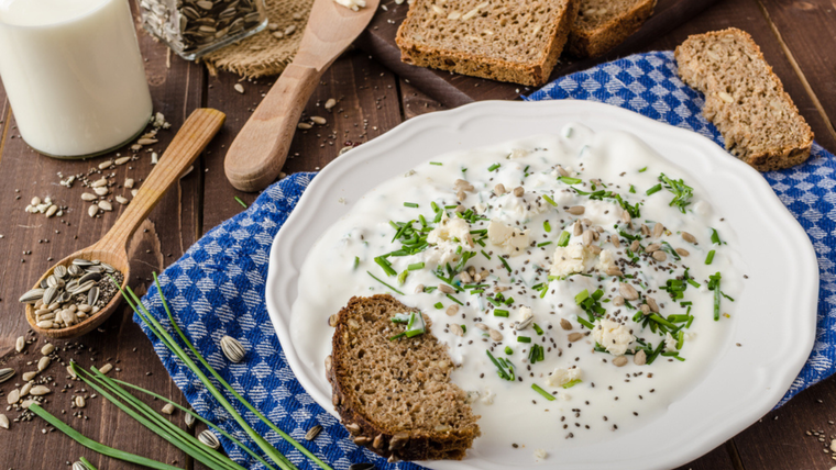 Ligero y delicioso: receta de dip de yogur y hierbas fácil.