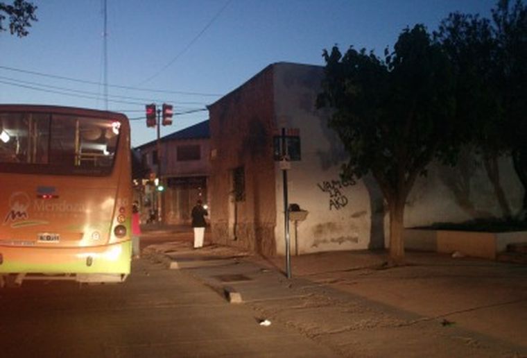 En esta parada de colectivos ocurrió el linchamiento. Foto: MDZ
