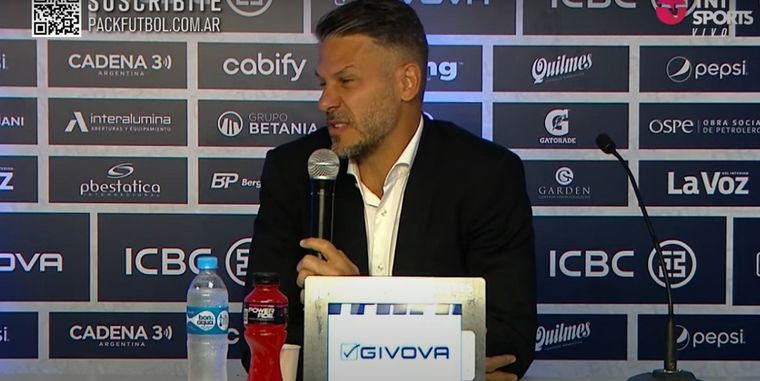 El DT se cruzó con un periodista partidario en conferencia de prensa.