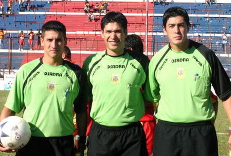 Pablo Díaz, en el centro de la terna arbitral. Foto: web