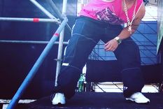 Milenko Escobedo es un artista barrial que con mucho esfuerzo y dedicación ha logrado instalarse en los escenarios vendimiales. Foto: Gentileza