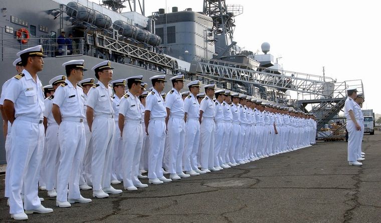 Marineros japoneses en formación junto al buque-escuela de la Fuerza Marítima de Autodefensa de Japón. (Wikipedia) Foto: Wikipedia.