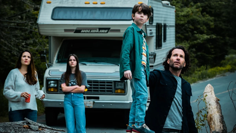 Con una atmósfera opresiva y criaturas que aparecen de noche, From construye un misterio cada vez más oscuro. Con una atmósfera opresiva y criaturas que aparecen de noche, From construye un misterio cada vez más oscuro.