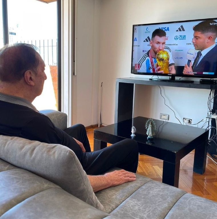 Carlos mirando a Messi besando la Copa. Foto: Redes Sociales