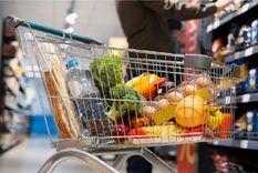 Casi un 66% de los trabajadores argentinos destina la mayor parte de su sueldo a los gastos del supermercado. Foto: Freepik