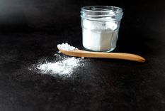 Deshacerse de los yuyos y malezas puede ser un desafío, pero el bicarbonato de sodio puede hacerlo mucho más fácil. Foto: Pixabay - pixabay.com