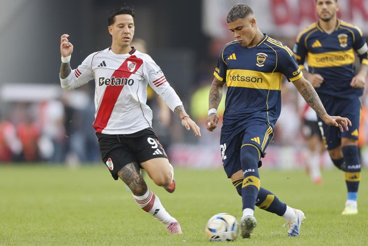 Sebastián Driussi se retiró lesionado en el Superclásico y despertó las alarmas en River.