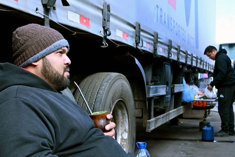Miles de camioneros llevan un mes varados.
