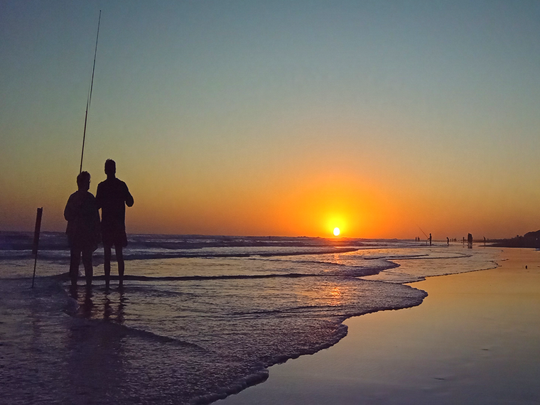 Reta, con playas amplias y ambiente rústico, es el destino para un verano auténtico. Reta, con playas amplias y ambiente rústico, es el destino para un verano auténtico.