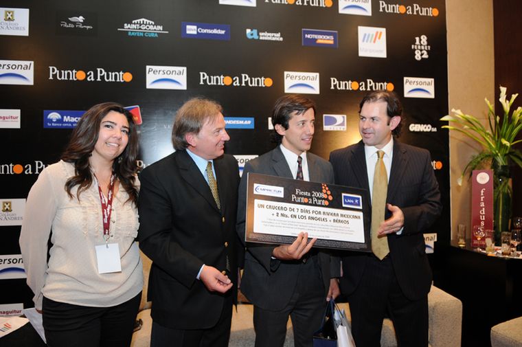 El gran ganador de la noche, Martín López junto a Adolfo de la Reta, Cecilia Davallópulos y Arturo Cortéz, responsables de la entrega del premio. Foto: Gerardo Gómez / MDZ