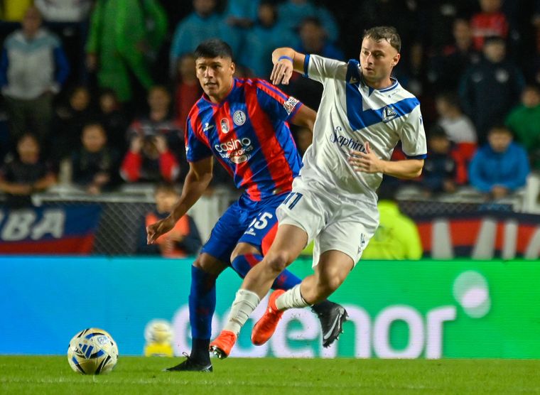 Lautaro Montenegro, defensor de San Lorenzo, intenta anticipar a Matías Pellegrini, delantero de Vélez.&nbsp;