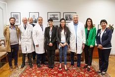Luana Volnovich, de PAMI, junto al director del nosocomio, Federico Villamil, y otros médicos del hospital Foto: Gentileza PAMI