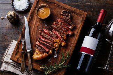 MDZol | El maridaje es el concepto que describe las relaciones que se establecen entre las comidas y los vinos. Foto: Superior Food Services - https://superiorfs.com.au/Images/Article%20Images/banner-blog-superior-food_wine-1-@2x.jpg