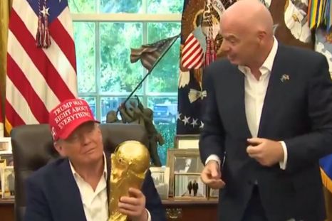 Infantino le entregó la Copa del Mundo a Donald Trump.