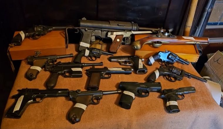 Incautaron armas militares y elementos con simbología nazi en la casa de un jubilado en Flores.