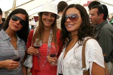 MDZol | Bellas amantes del vino. Sole Volponi, Flor Vijande y Mariela Isgró. Foto: Nacho Gaffuri / MDZ