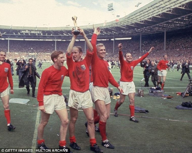 Bobby Charlton festeja ganar el mundial de 1966. Foto: GETTY IMAGES / HULTON ARCHIVE