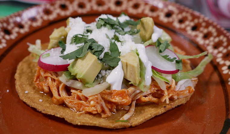 Esta receta se disfruta fría para resaltar el sabor ahumado del chipotle sin ser pesada.