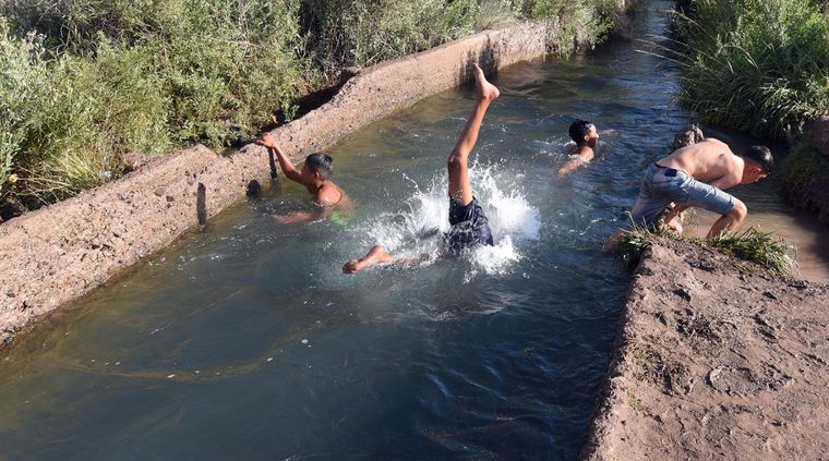 Bañarse en canales de riego está prohibido.