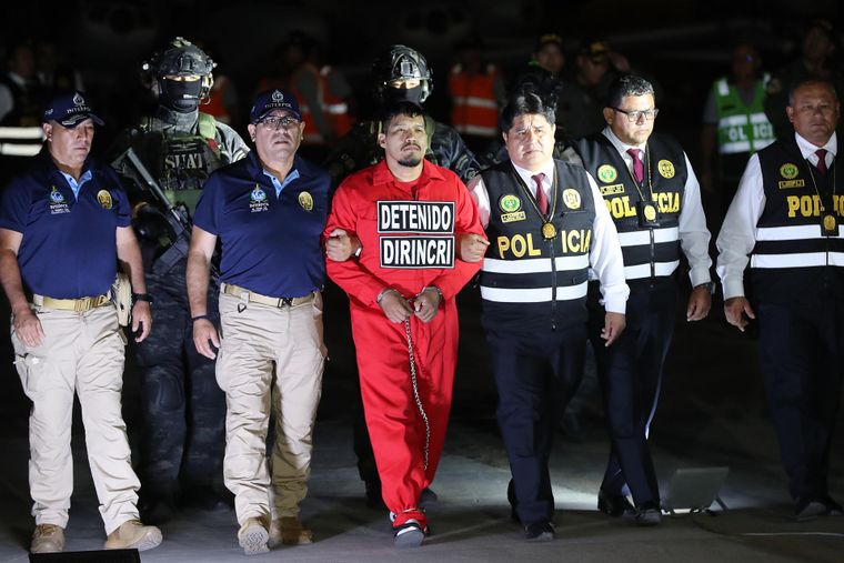'El Monstruo', el criminal más buscado de Perú, llega a Lima extraditado desde Paraguay. 'El Monstruo', el criminal más buscado de Perú, llega a Lima extraditado desde Paraguay.
