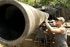 Las opciones de los ingenieros militares ucranianos son reparar rápidamente los tanques o usarlos como fuente de piezas de repuesto. Foto: MOOSE CAMPBELL/BBC