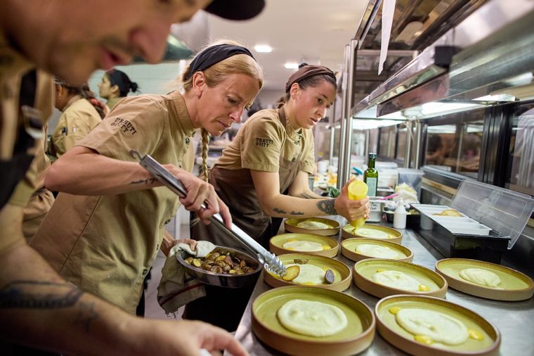 Urrutigoity Cocina es uno de las más recientes aperturas de Vistapueblo Ciudad, uno de los nuevos polos gastronómicos de Mendoza. Foto: Urrutigoity Cocina