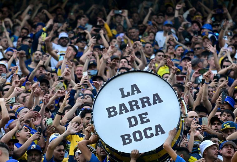 Ducateinzeiler vio el partido junto a la barra de Boca. Foto: NA