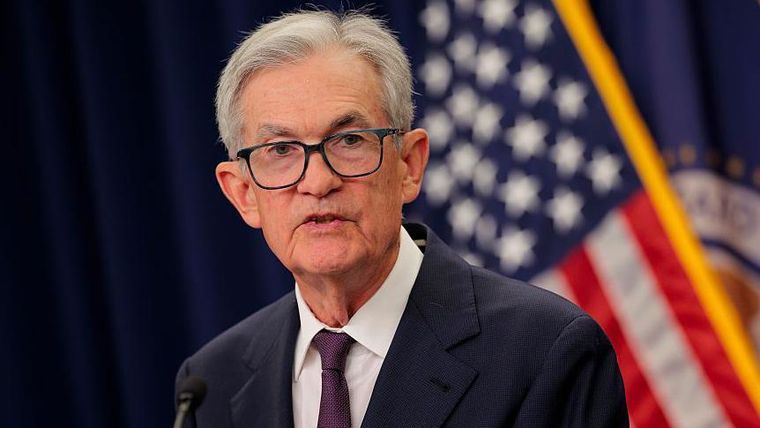Jerome Powell dijo que el mercado laboral se ha debilitado por una menor inmigración.