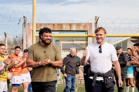El jugador Pasilio Tosil y entrenador de los All Blacks, Scott Robertson, en su visita al Complejo Penitenciario San Martín. El jugador Pasilio Tosil y entrenador de los All Blacks, Scott Robertson, en su visita al Complejo Penitenciario San Martín.