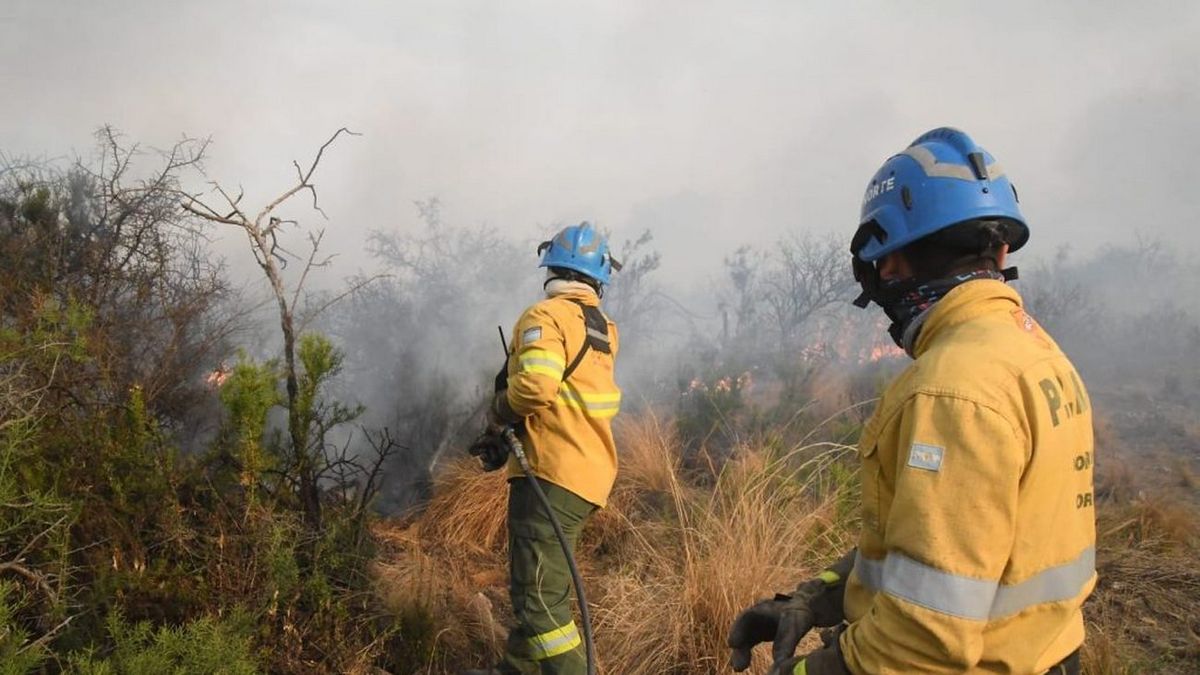 Un bombero terminó herido por la brutal descarga de un avión hidrante en pleno incendio en Córdoba
