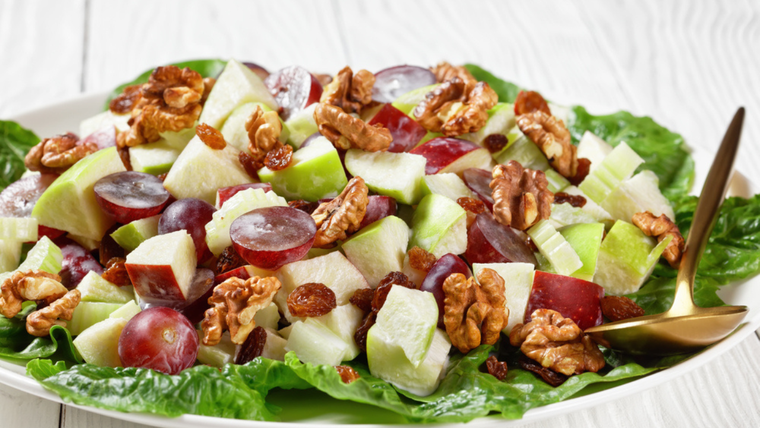 Equilibrio perfecto: receta de ensalada Waldorf con manzana y nueces.