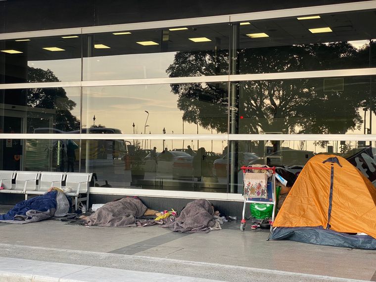 Muchos de los que fueron desalojados en Aeroparque la semana pasada acampan en la explanada Foto: Milagros Moreni - MDZ